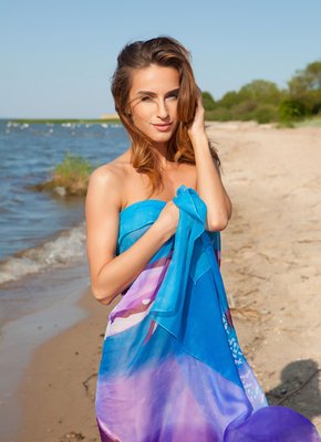 Опытная нудистка светит прелестями на пляже