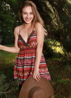 Симпатичная девица оголила сочную попку