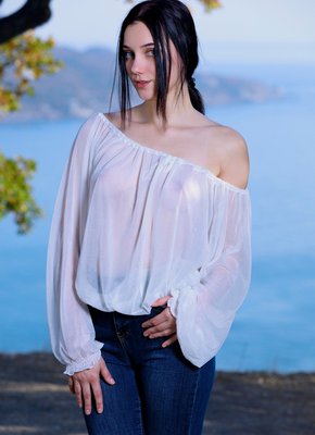 Брюнетка в джинсах показала красивую попочку