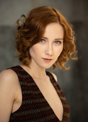 Тощая шатенка с маленькими плоскими титьками