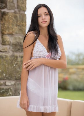 Брюнетка в прозрачном пеньюаре сняла трусики