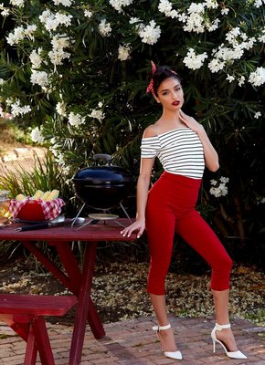 Жгучая брюнетка разделась на пикнике