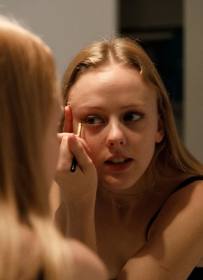 Шалава в чулках и короткой юбке с трусами