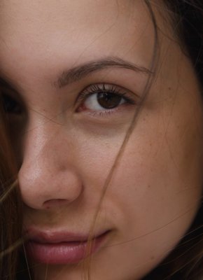 Молодая девка с белыми трусами под юбкой