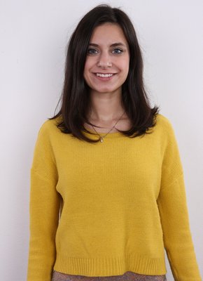 Простушка разделась перед камерой