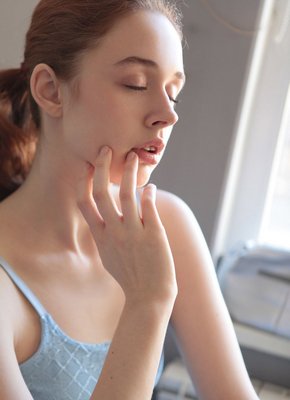 Молодая шатенка снимает платье на кухне