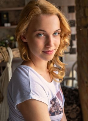 Молодая девушка без трусов показала письку