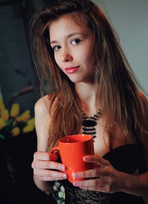 Молодая девица вывалила натуральные висячие сиськи