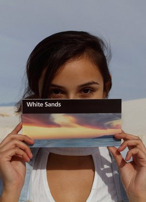 Модель в шортах встала раком на песке