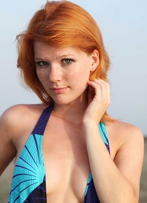 Рыжая краля на берегу моря