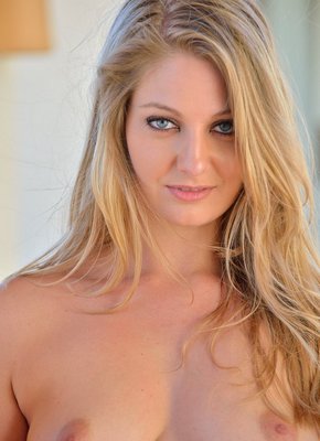 Блондинка в платье без трусов на улице