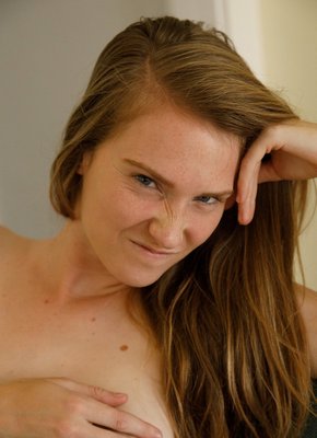 Скромная детка позирует голышом на диване