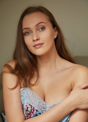 Брюнетка снимает пижаму на камеру