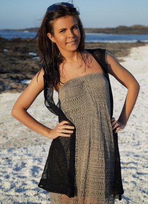 Девушка с сексуальной попкой в море