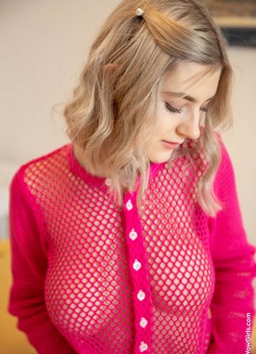 Обаяшка с натуральными сиськами на кровати