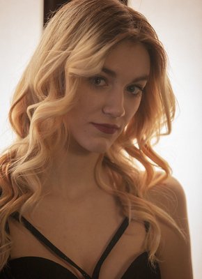 Блондинка в лифчике и колготках оголила у окна