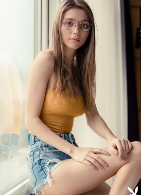 Студентка в очках оголила натуральную грудь