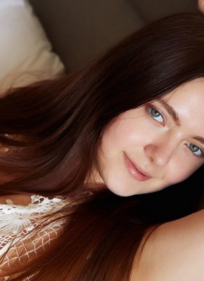 Шатенка с маленькими титями на кровати