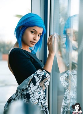 Неформальная азиатка в носочках вертит попой