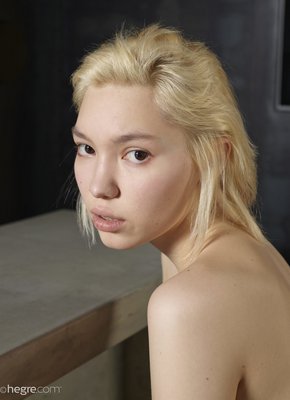 Белобрысая сидит на стуле с голой жопой