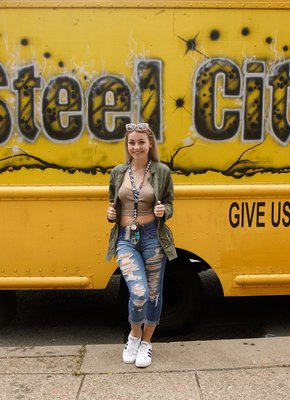 Девушка в майке без лифчика и джинсах