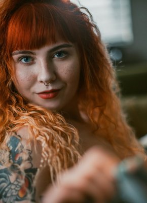 Рыженькая шлюшка с татуировками