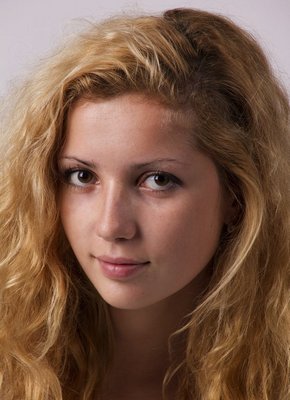 Стройная голая девушка с широкими бёдрами