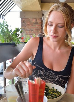 Голая девица с худой талией позирует в машине