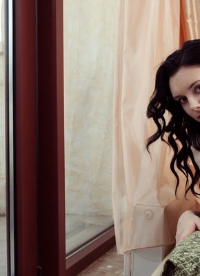 Девушка с натуральными сиськами раздевается дома