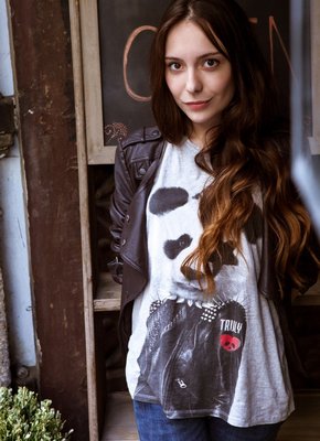 Молодая шатенка с прической на лобке разделась дома