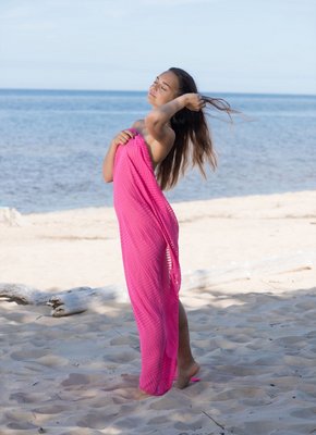 Обнаженная сексапильная красотка гуляет на пляже