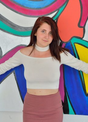 Грудастая девушка засунула дилдо в жопу